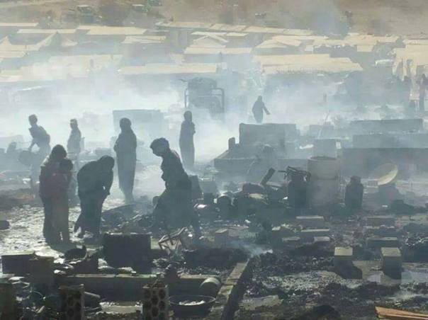 Les flammes ravagent le camp, réduisant les maigres biens des réfugiés syriens en cendres.