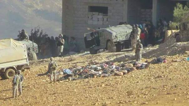 Non, ce ne sont pas des sacs poubelle que l’on voit aux pieds des soldats libanais ; ce sont des réfugiés syriens, dont la vie et la dignité ne semble pourtant pas, aux yeux des militaires, valoir plus que cela.