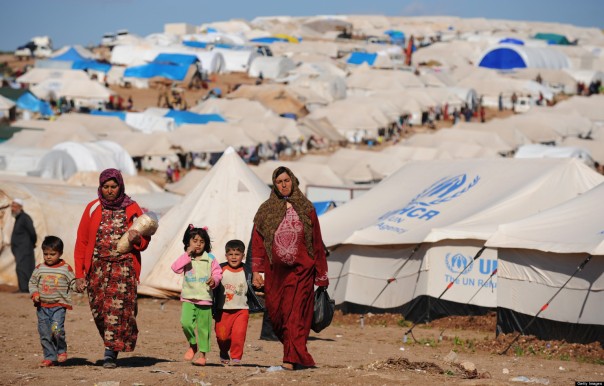 Des déplacés syriens marchent dans le camp d'Atme, le long de la frontière turque dans la province d'Idib, au nord-ouest de la Syrie, le 19 mars 2013. (C) BULENT KILIC/AFP/Getty Images