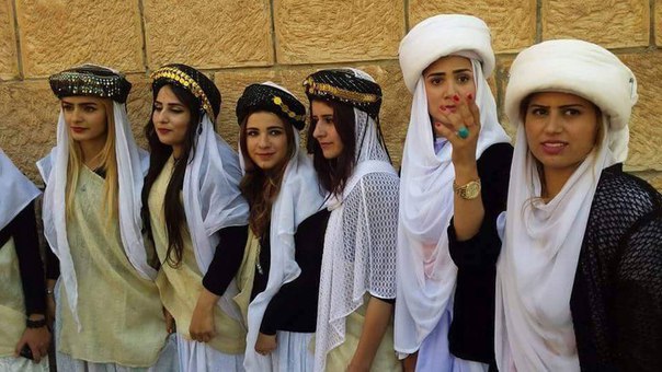 Yazidi_Girl_tradicional_clothes